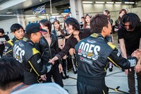 レーサーたちと握手をするDOES。（撮影：新保勇樹）