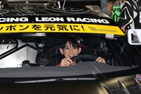 レーシングカーに乗る秋本帆華。