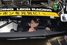レーシングカーに乗る秋本帆華。
