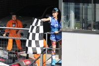 チェッカーフラッグを振る咲良菜緒。