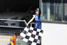 チェッカーフラッグを振る咲良菜緒。