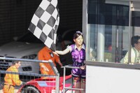 チェッカーフラッグを振る大黒柚姫。