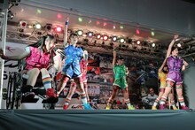 富士スピードウェイでパフォーマンスを披露するチームしゃちほこ。