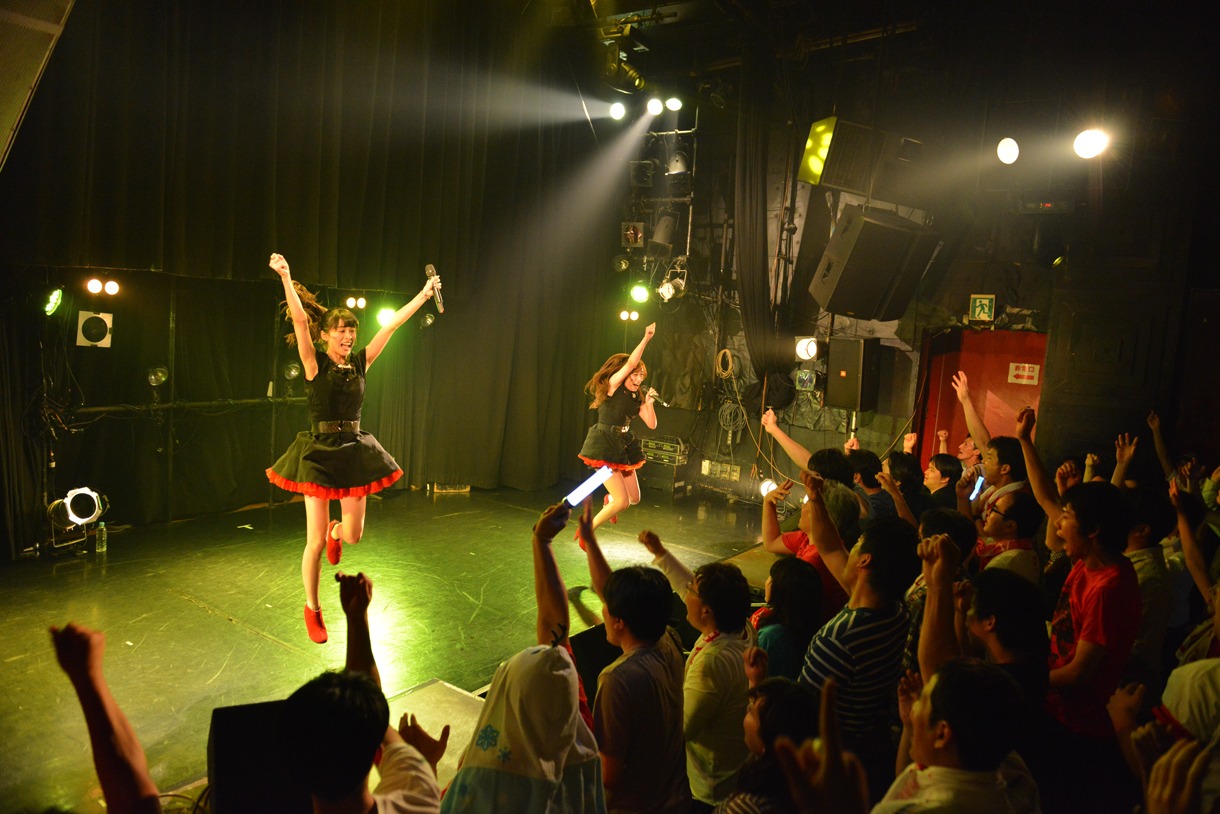 「TOKYO ARUARU LIVE Vol.9」のGALETTeのライブの様子。