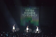 スクリーンを使って野音ワンマン開催を発表するNegicco。