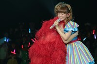 小林幸子と抱き合う中川翔子。