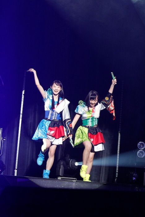 左からパフォーマー1号まい、パフォーマー2号ありさ。