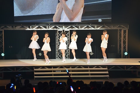 つばきファクトリーによるライブの様子。