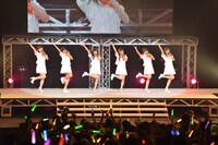 カントリー・ガールズによるライブの様子。