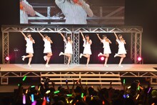 カントリー・ガールズによるライブの様子。