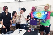 「JAPAN JAM BEACH 2015」舞台裏でのヒステリックパニック。