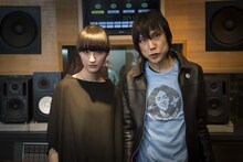 左からシシド・カフカ、甲本ヒロト（ザ・クロマニヨンズ）。