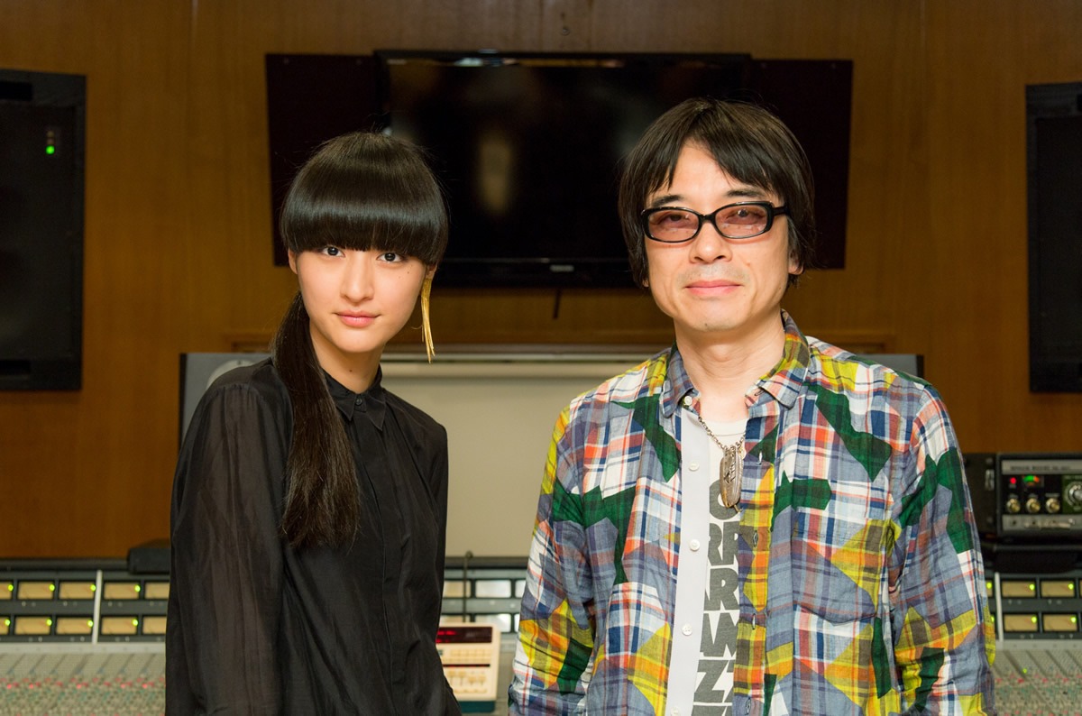 左からシシド・カフカ、YO-KING（真心ブラザーズ）。