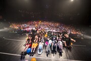 ライブ終了後に撮影されたステージからの記念写真。（撮影：後藤壮太郎 / ハヤシサトル）