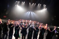 観客に礼をする出演者たち。（撮影：後藤壮太郎 / ハヤシサトル）