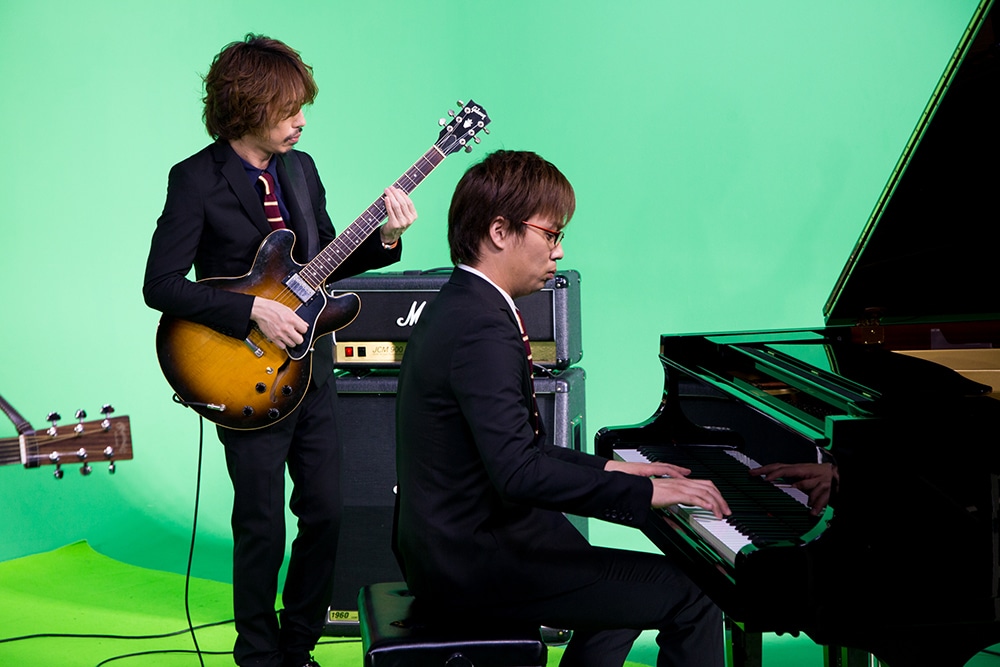 YouTube Space Tokyoのスタジオで行われた「からくりピエロ」MV撮影の様子。左から[TEST]、事務員G。