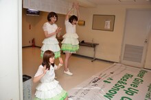 1公演ごとに会場名を書き加えていったツアーフラッグに、最後一筆を加えて無事ツアーを完遂したNegicco。