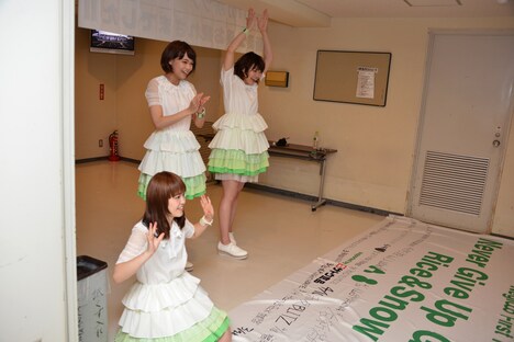 1公演ごとに会場名を書き加えていったツアーフラッグに、最後一筆を加えて無事ツアーを完遂したNegicco。