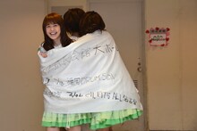 ツアーフラッグに包まれてぐるぐる回るNegicco。