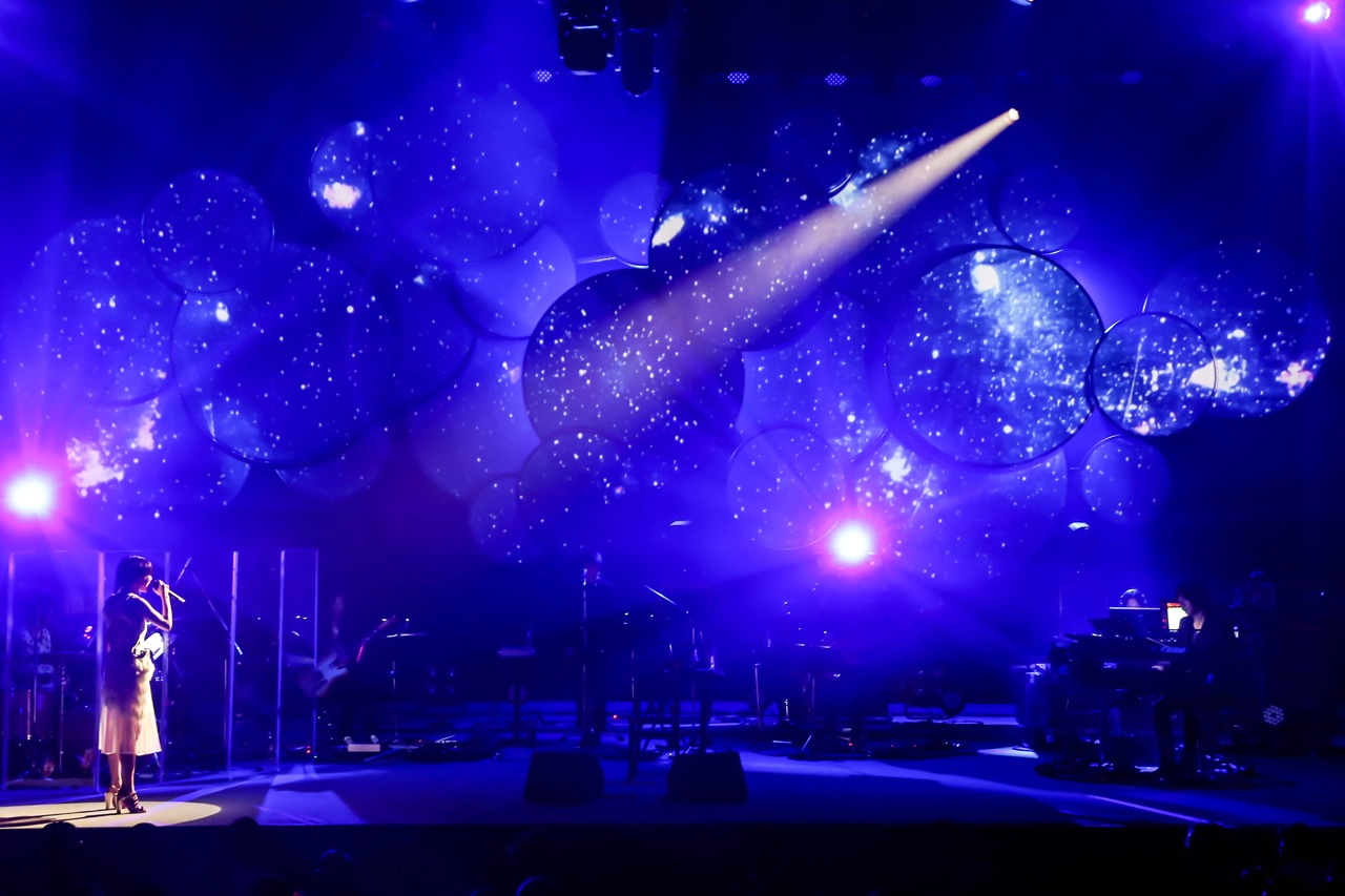 「Salyu Tour 2015 Android & Human Being」電力ホール公演の様子。（Photo by Taku Fujii）