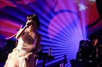 「Salyu Tour 2015 Android & Human Being」電力ホール公演の様子。（Photo by Taku Fujii）