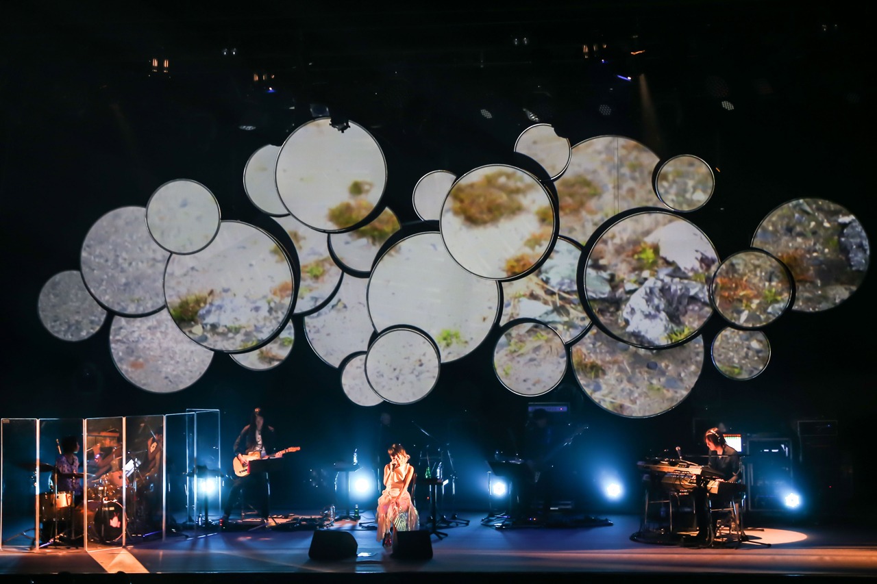 「Salyu Tour 2015 Android & Human Being」電力ホール公演の様子。（Photo by Taku Fujii）