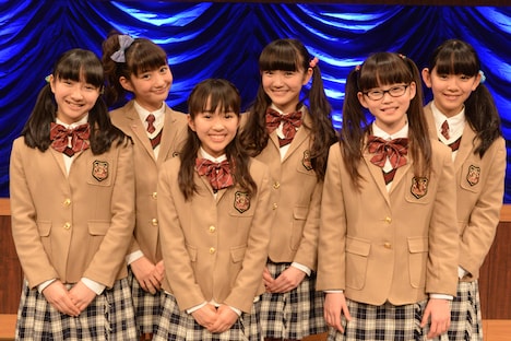 左から日高麻鈴、岡崎百々子、藤平華乃、麻生真彩、吉田爽葉香、黒澤美澪奈。