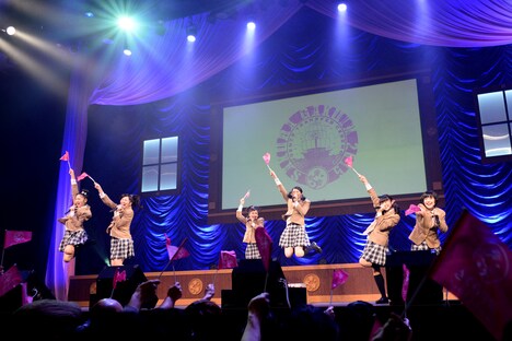 既存メンバー6人でパフォーマンスを行うさくら学院。