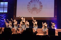 転入生を迎え、12人体制でパフォーマンスを行うさくら学院。