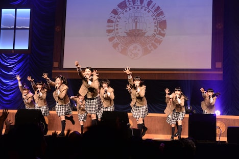 転入生を迎え、12人体制でパフォーマンスを行うさくら学院。