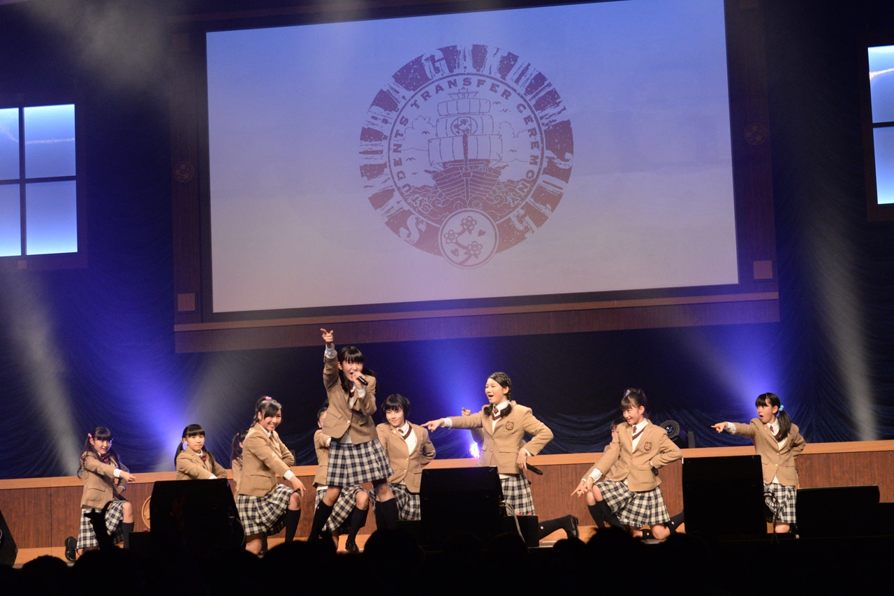 転入生を迎え、12人体制でパフォーマンスを行うさくら学院。
