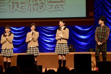 左から“教育委員長”の大賀咲希、“トーク委員長”の白井沙樹、生徒会長の磯野莉音、倉本美津留校長。