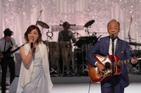 「三都物語」を歌う平原綾香と谷村新司。左から平原、谷村。(c)フジテレビ