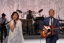 「三都物語」を歌う平原綾香と谷村新司。左から平原、谷村。(c)フジテレビ