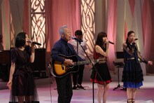 「冬の稲妻」を歌う谷村新司とKalafina。(c)フジテレビ