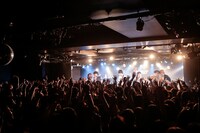 アンコールで共演したSAKANAMONとgo!go!vanillas。