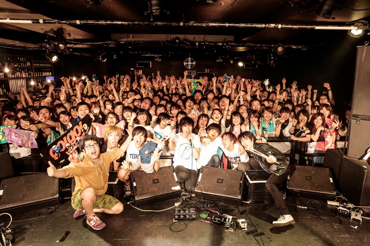記念撮影を行ったSAKANAMONとgo!go!vanillas。