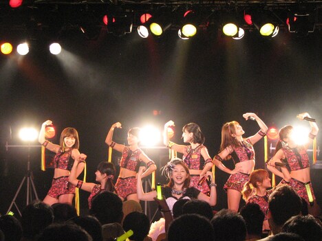 吉川友とアップアップガールズ（仮）による「全力！Pump Up!!」歌唱の様子。