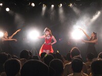 吉川友による「花」歌唱の様子。