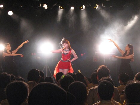 吉川友による「花」歌唱の様子。