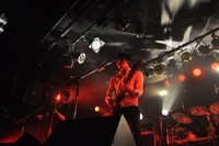 5月に東京・下北沢GARDENで行われた小林太郎ライブツアー「Live Tour 2015 "DOWNBEAT"」最終公演の様子。（写真提供：KING RECORDS）