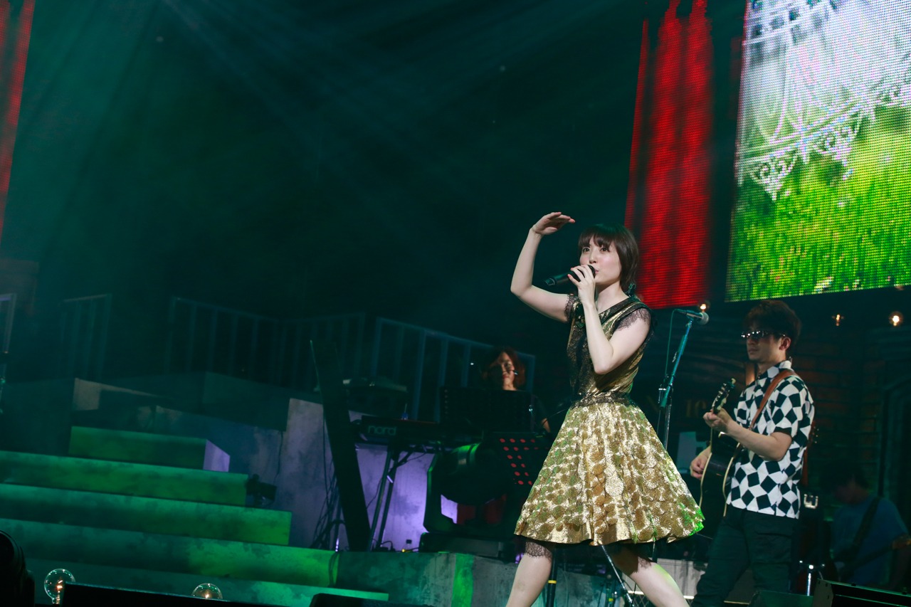 「花澤香菜 live 2015 "Blue Avenue"」東京・日本武道館公演の様子。