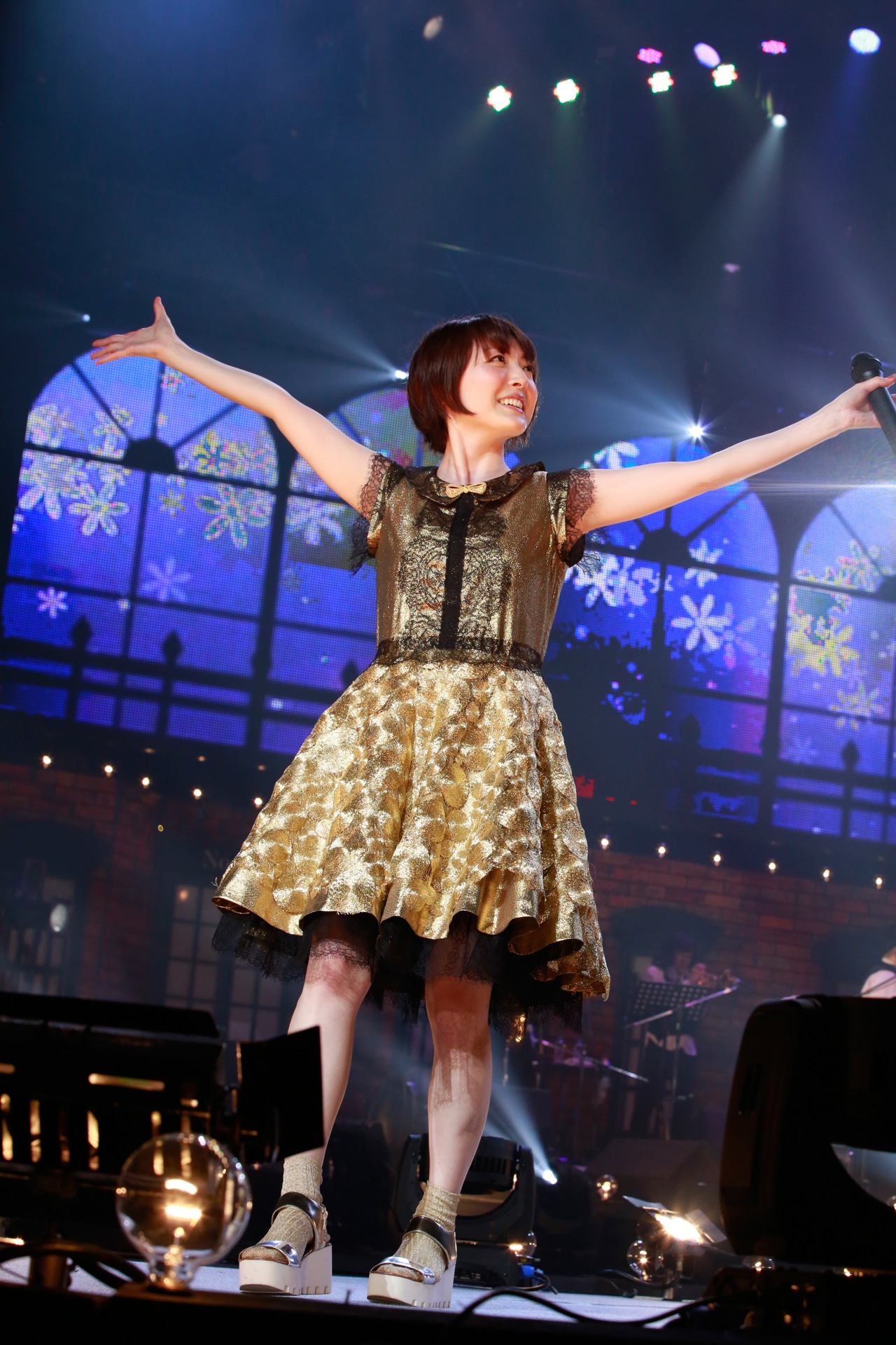 「花澤香菜 live 2015 "Blue Avenue"」東京・日本武道館公演の様子。