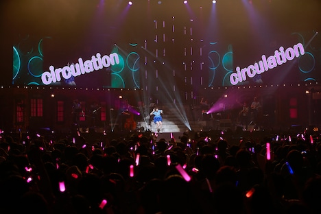 「花澤香菜 live 2015 "Blue Avenue"」東京・日本武道館公演の様子。