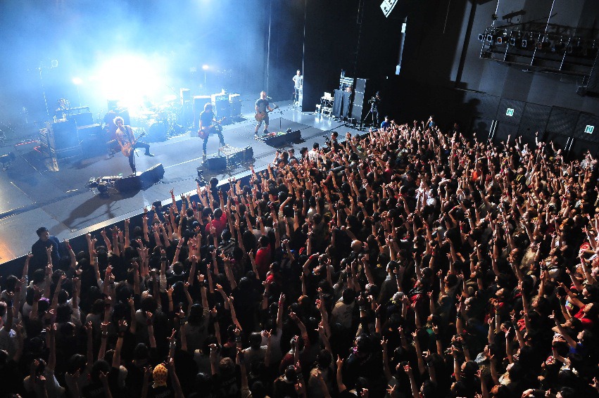 「J 2015 SPRING TOUR -ZERO-」東京・EX THEATER ROPPONGI公演の様子。