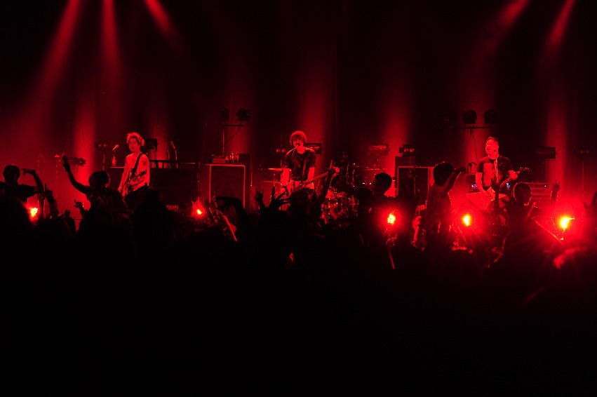 「J 2015 SPRING TOUR -ZERO-」東京・EX THEATER ROPPONGI公演の様子。