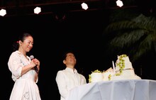 サプライズのバースデーケーキを前に目を閉じる吉田美和と中村正人（撮影：植松千波）