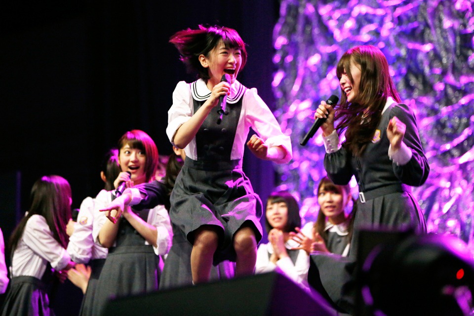 生駒里奈（中央）と白石麻衣（右）。