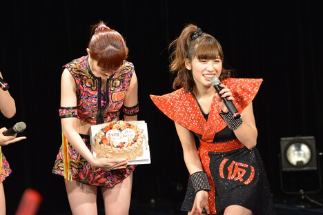 バースデーケーキがサプライズ登場し感激する仙石みなみ。