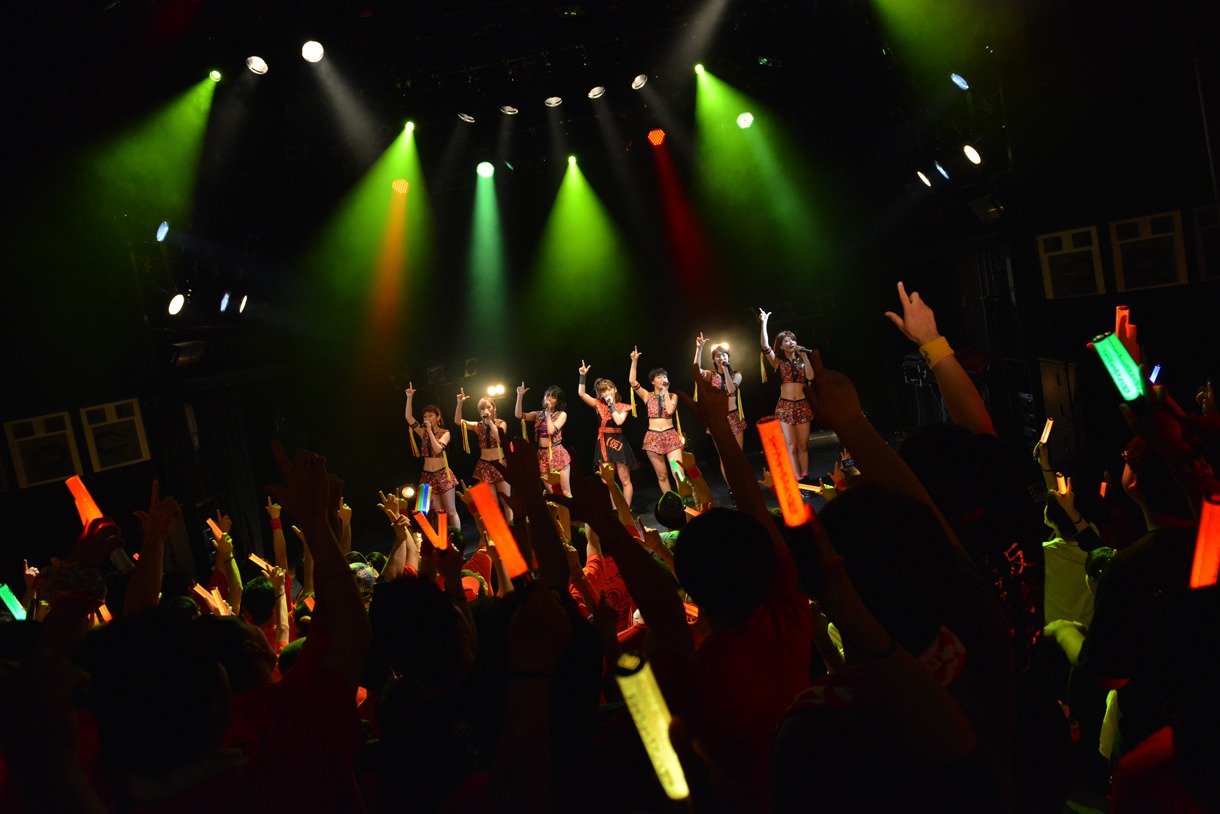 「仙石みなみ誕生日スペシャル～武士女道～」のライブパートの様子。